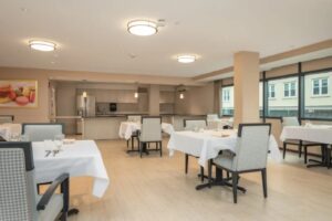 senior-living-dining